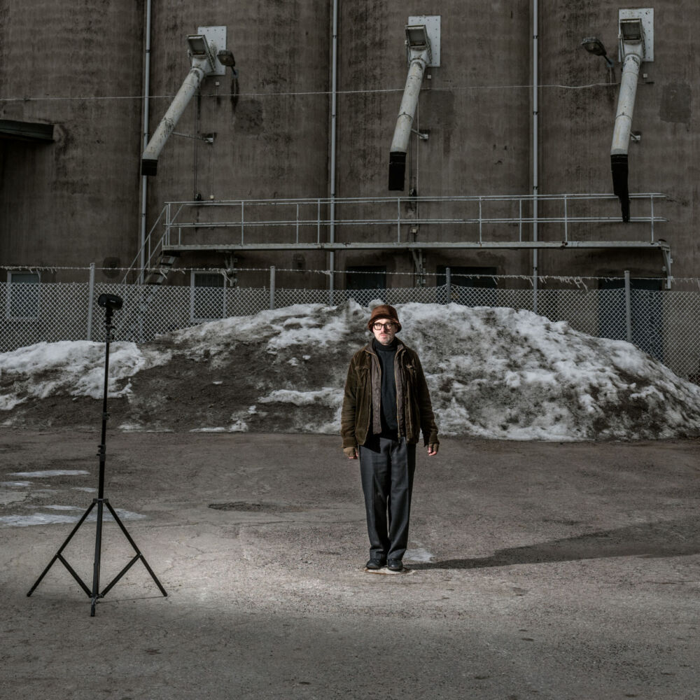 Man som står framför en silo