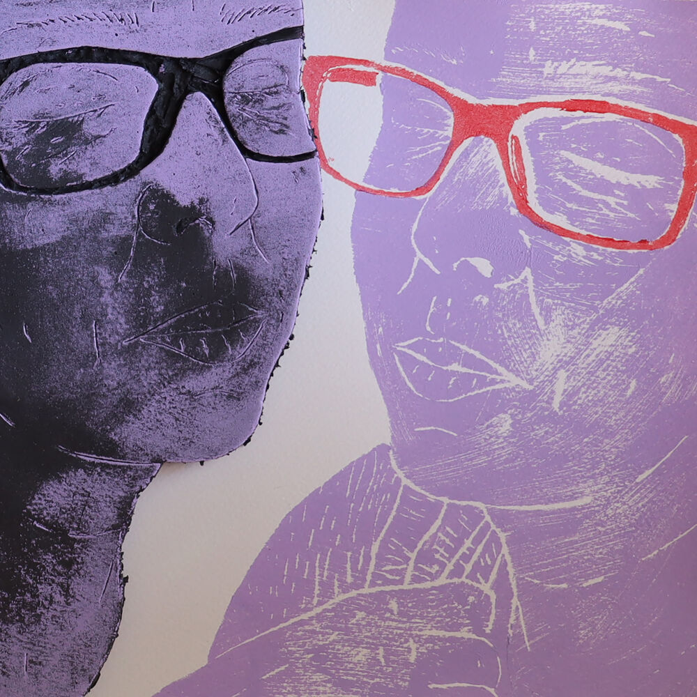 Ett papper med lila ansikten, tryckta i färg. de har glasögon på sig.