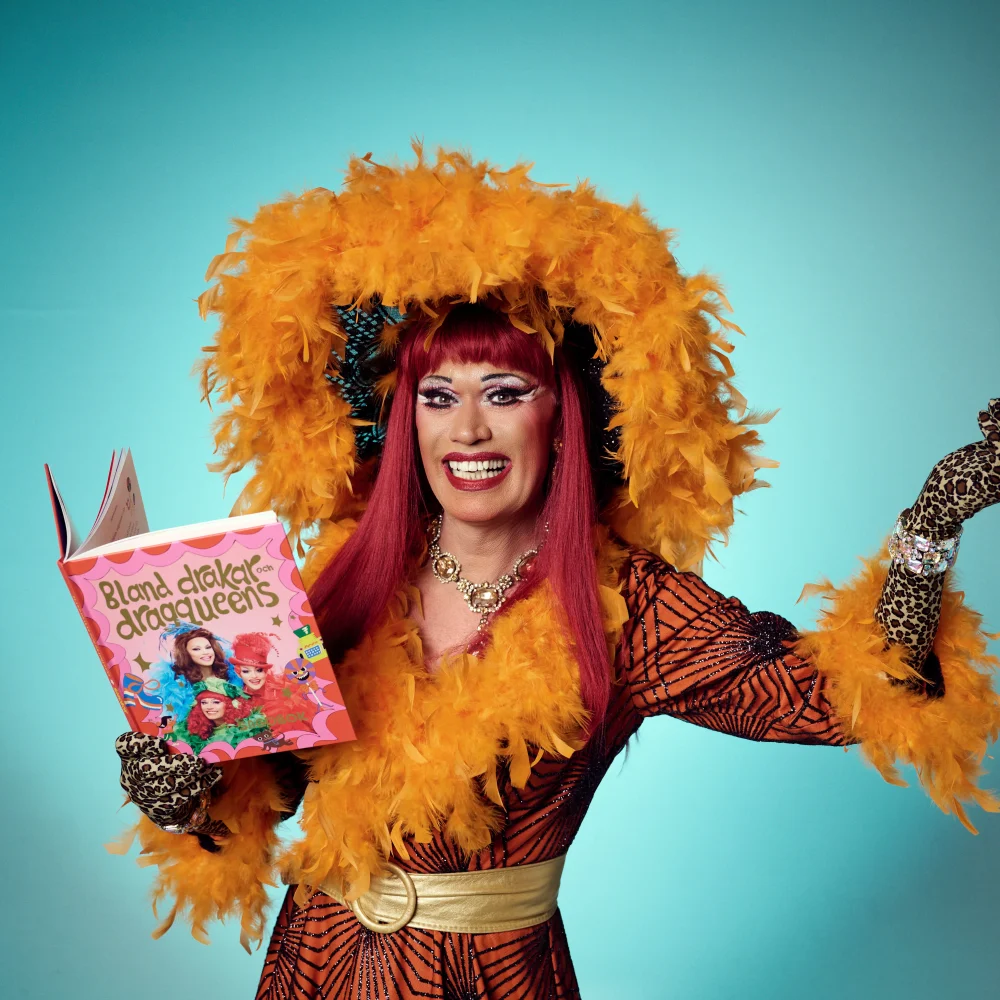 Man klädd i färgglada kläder . Medlem i gruppen Bland Drakar och Dragqueens