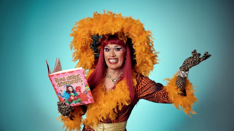 Man klädd i färgglada kläder . Medlem i gruppen Bland Drakar och Dragqueens