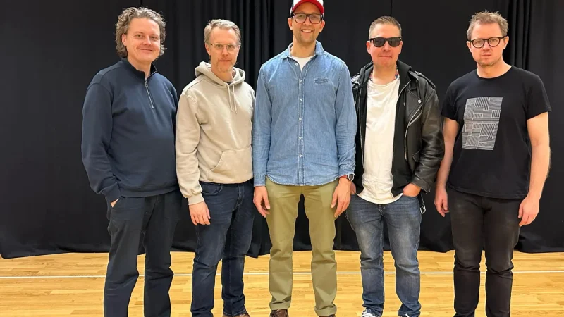 fem män står på rad. De är med i en kvintett