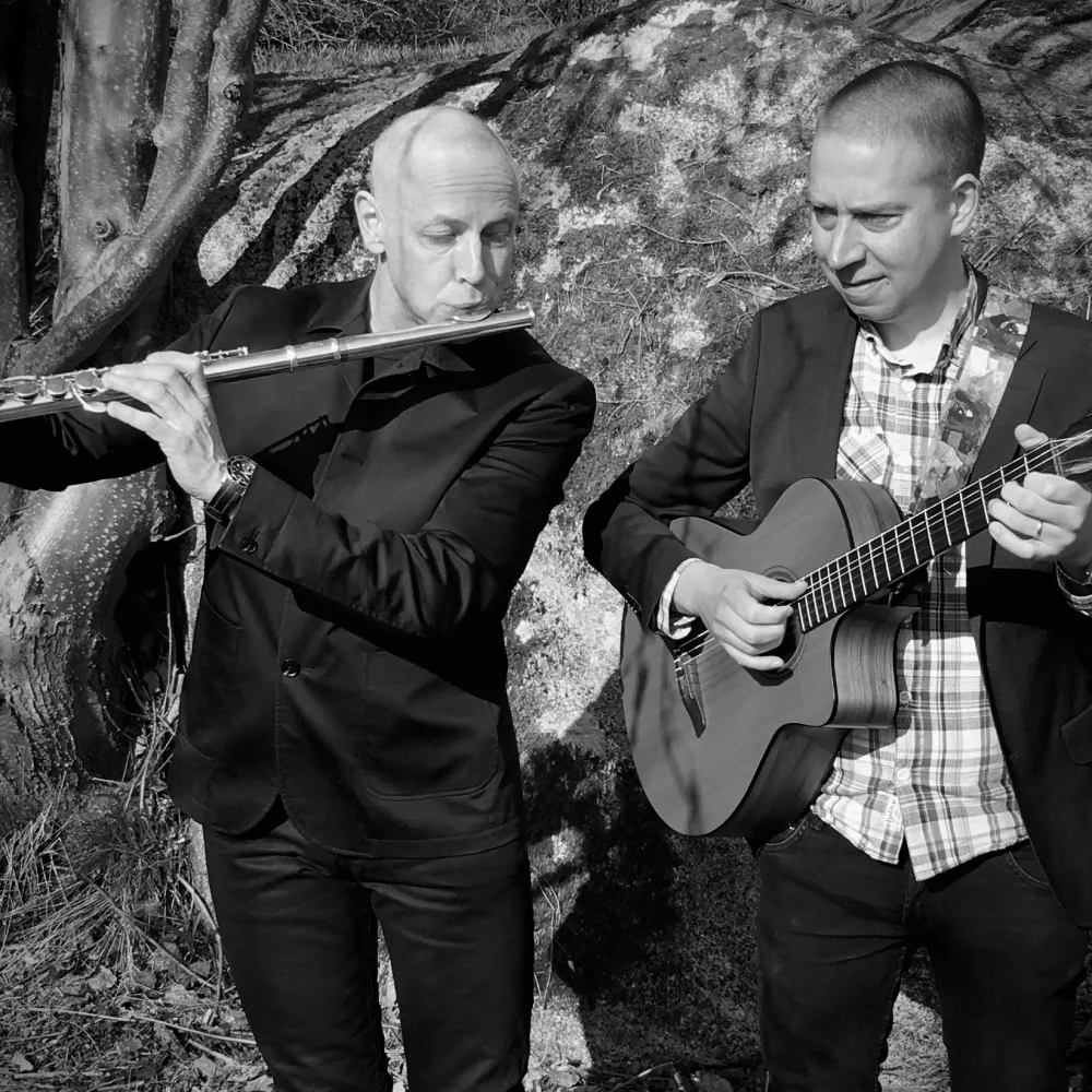 svart-vit bild på två män . Den ena tvärflöjt och den andra gitarr.