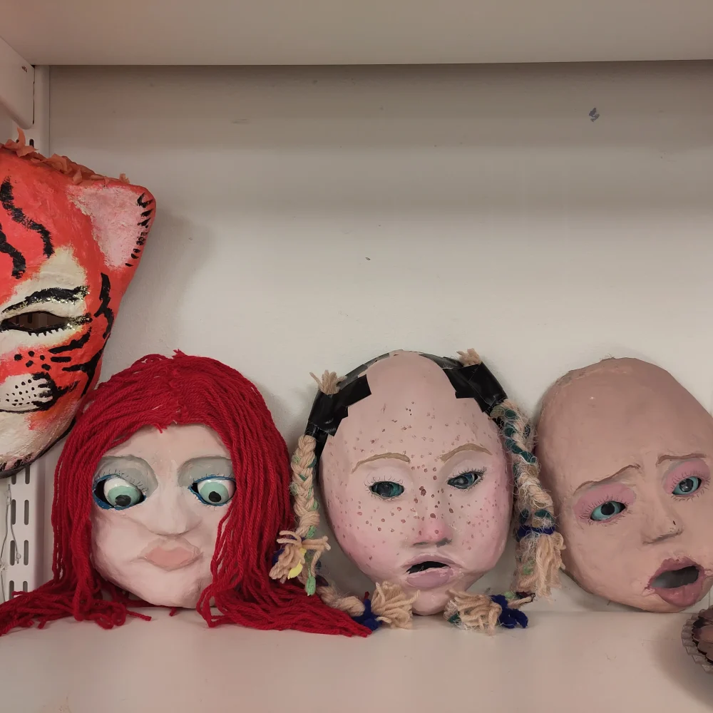 Masker som elever på Kulturskolan gjort som föreställer ansikten