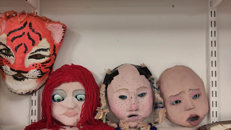 Masker som elever på Kulturskolan gjort som föreställer ansikten