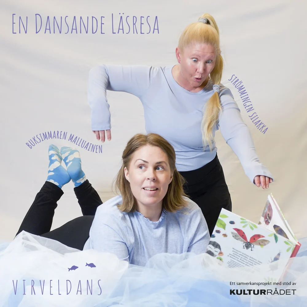 En kvinna ligger och läser och en står och pekar på en bok. De har svarta tights och blåa tröjor .