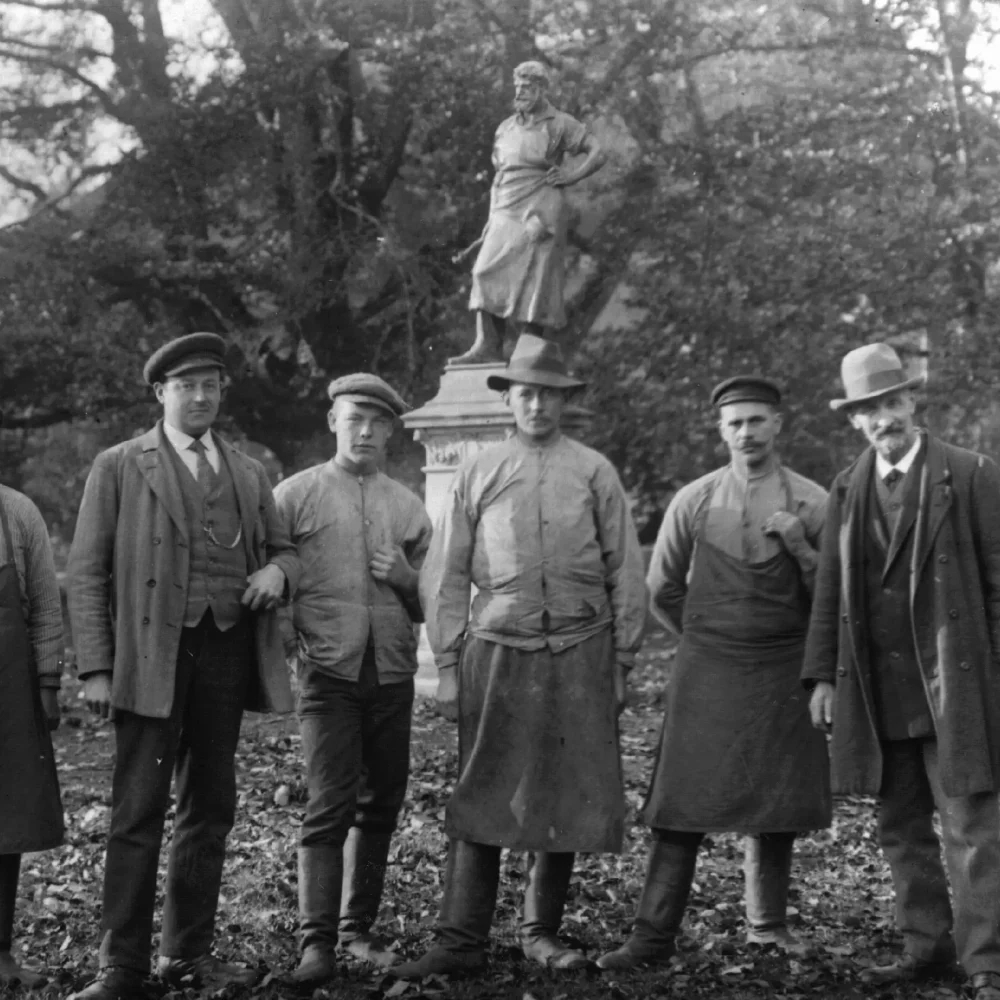 Svartvit bild på arbetare i Lövstabruks trädgård