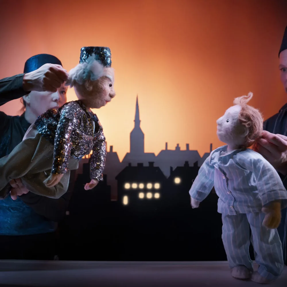 I-Skymningslandet.-Med-Dockteatern-Tittut.-Pa-bild-Sara-Bexell-och-David-Skogman.-Foto-Markus-Garder-scaled