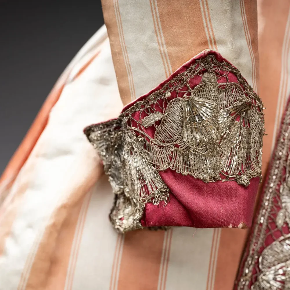 En närbild på en gammal festklänning från 1700 talet