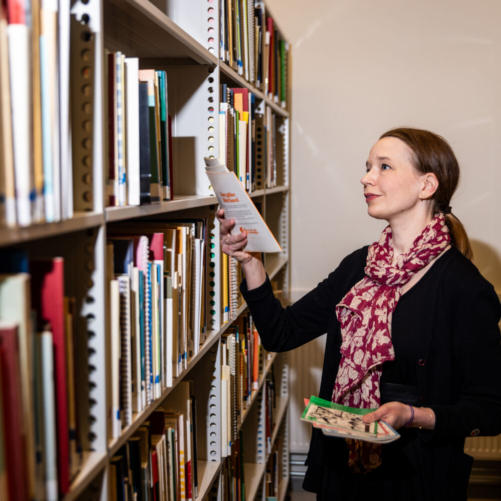 en kvinna bland bokhyllor