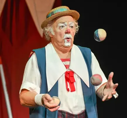 en clown med röd näsa och hatt