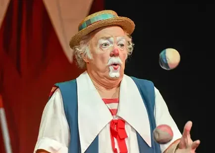 en clown med röd näsa och hatt