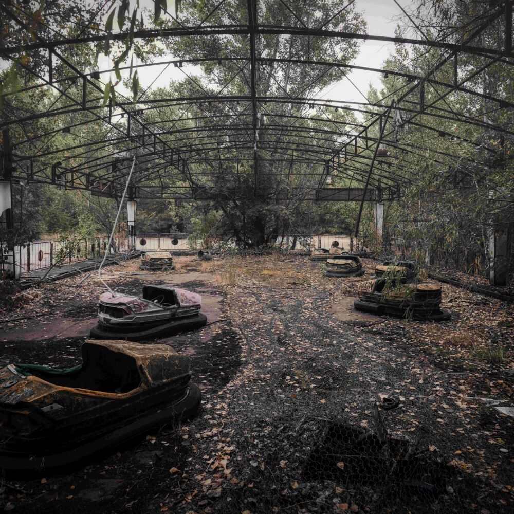 En gammal övervuxen radiobilsbana med rostiga radiobilar