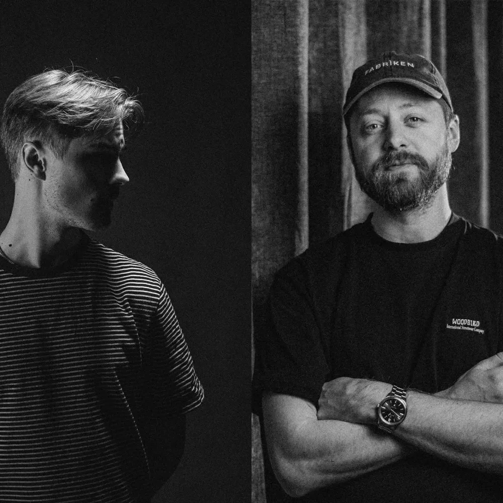 Svartvit bild, två män en i profil och en tittar rakt fram