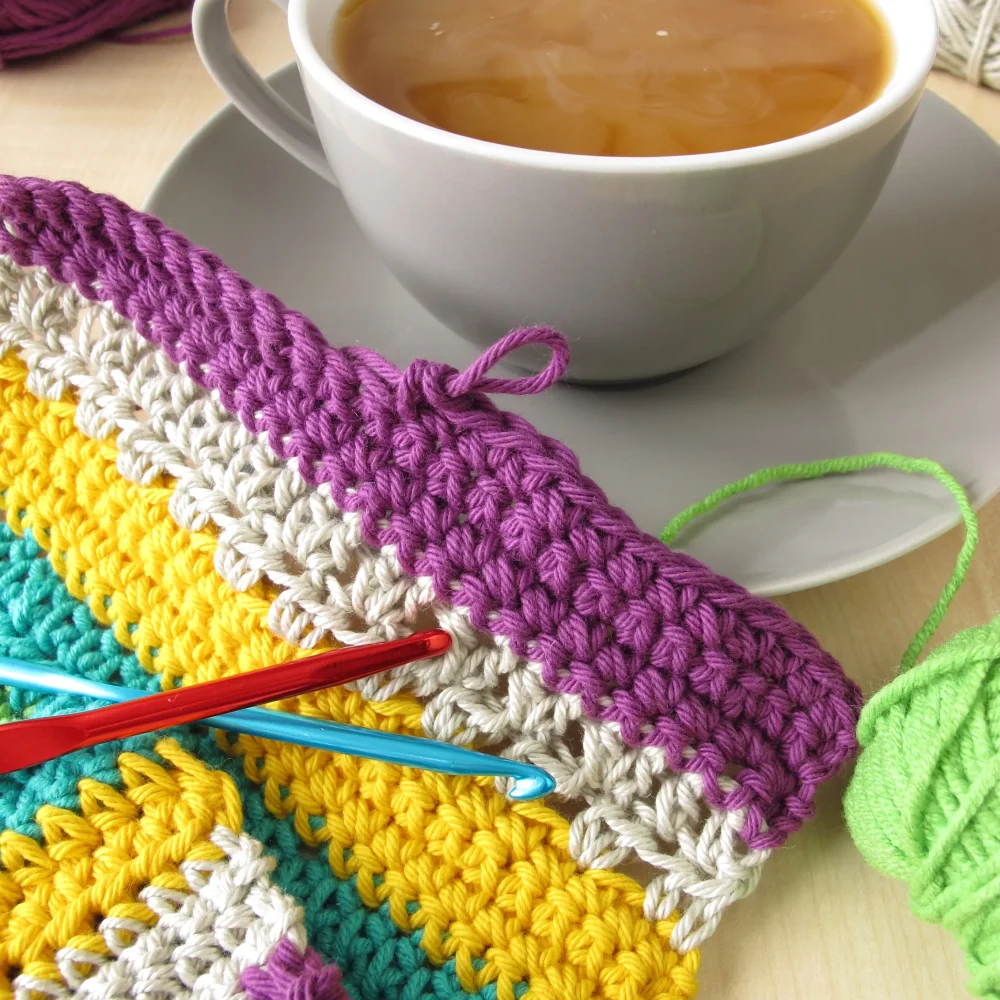 Stickning och en kaffekopp