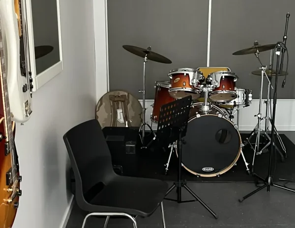 ett rum med musikinstrumenter