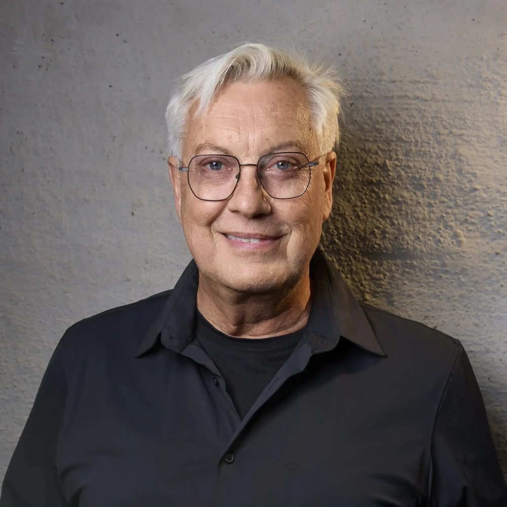 Bild på en glad man med glasögon som heter Lars- Åke Wilhelmsson