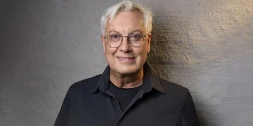 Bild på en glad man med glasögon som heter Lars- Åke Wilhelmsson