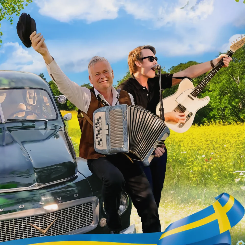 Två män som står framför en äldre bil med en gitarr och ett dragspel