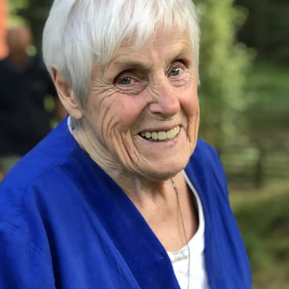 Författaren Elsie Johansson, en äldre dam med grått hår och blå kavaj