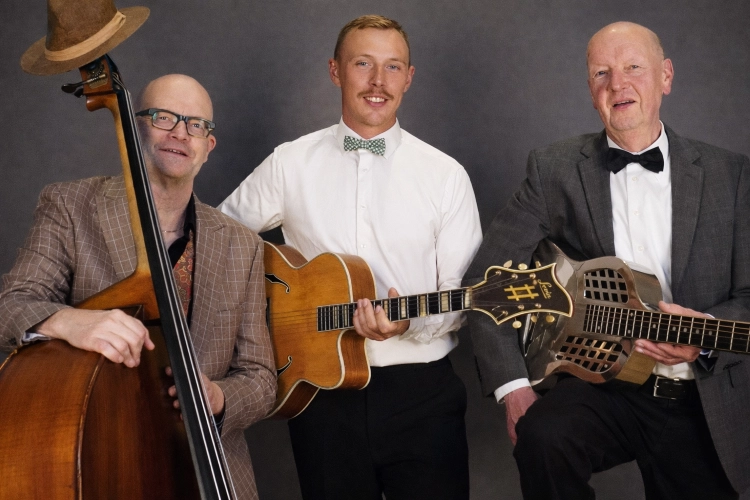Tre män med instument i bandet Sunset Serenaders
